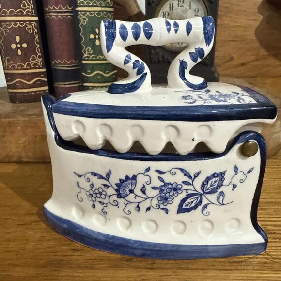 VTG Delft Style Blue White Porcelain Flat Iron Dresser Trinket Jewelry Box - Picture 3 of 9